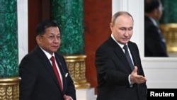 မော်စကိုမြို့တော်တွင် တွေ့ဆုံနေသည့် ဗိုလ်ချုပ်မှူးကြီးမင်းအောင်လှိုင်နှင့် ရုရှားသမ္မတ ဗလာဒီမီယာ ပူတင်။