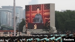 资料照片:中国国家主席习近平2021年7月1日在中国北京天安门广场举行的中国共产党成立100周年纪念活动上发表讲话时,巨大的屏幕上显示习近平讲话时的画面。