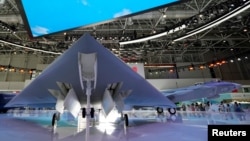 广东珠海中国国际航空航天博览会上展出的GJ-11隐形无人战斗机。(2021年9月29日)
