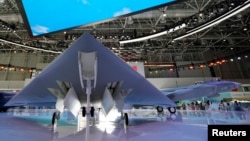 广东珠海中国国际航空航天博览会上展出的GJ-11隐形无人战斗机。(2021年9月29日)