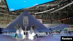 广东珠海中国国际航空航天博览会上展出的GJ-11隐形无人战斗机。(2021年9月29日
