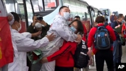 武汉解封后,吉林省医护人员4月8日在武汉天河机场与同事告别。