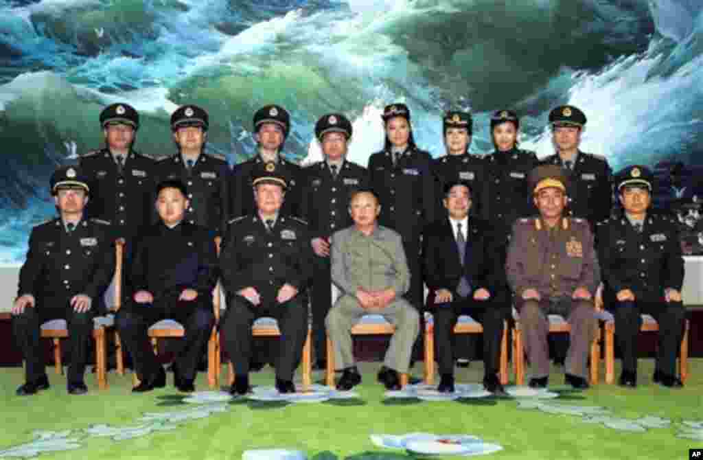 2010年10月25日,中共中央军委副主席郭伯雄访问朝鲜,和朝鲜领导人金正日及其儿子金正恩等高官合影