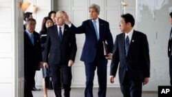 法国外长马克·埃罗(左)、美国国务卿克里(中)、日本外相岸田文雄(右)和其他G7集团的外交部长们在日本广岛参加工业化七国集团外长会议(2016年4月11日)