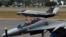 Винищувач F-35 рухається повз винищувач ВПС Індії Су-30МКІ під час авіашоу «Aero India 2025» на авіабазі Єлаханка в Бенгалуру.