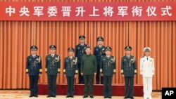 中共官媒新华社发布照片显示中央军委主席习近平出席晋升上将军衔仪式,新任火箭军司令员王厚斌(左上)晋升为上将。(2023年7月31日)