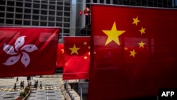 香港主权移交26周年前夕,香港特区旗帜和中国五星红旗悬挂在香港市区街头。(2023年6月29日)