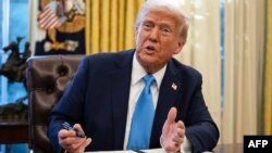 Президент США Дональд Трамп виступає перед пресою після підписання указу про вихід його країни з низки органів ООН в Овальному кабінеті Білого дому, 4 лютого 2025 року, Вашингтон, США. ANDREW CABALLERO-REYNOLDS/AFP