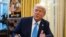 Mokonzi ya ekolo Amerika Donald Trump azali kolobela bapanzi nsango nsima na kotiya manzaka na mokano ya kolongola mboka na ye na misala mingi mya ONU, na bureau Oval, Ndako ya Bembe, Washington, DC, 4 sanza ya mibale 2025.