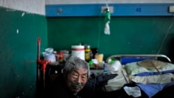 一名患矽肺病的老矿工在安徽省一家医院接受治疗(路透社资料照片)