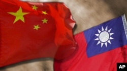 资料图 - 中华民国国旗(右下)和中华人民共和国国旗。艺术加工图。