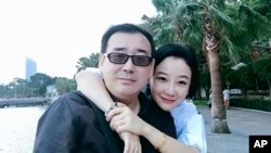 资料照片:澳籍华裔作家杨恒均和夫人在一起。