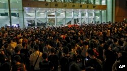 香港抗议者聚集在特首林郑月娥举行社区对话的伊利沙伯体育馆外呼喊口号。(2019年9月26日)