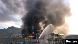 2018年7月12日,中国四川省宜宾市工业园区内一家化工厂爆炸后,救援人员试图扑灭火灾。