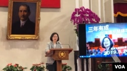 台湾总统蔡英文在就任总统三周年时对媒体说,其政府的重要政策“三年有成”,已经开花结果。(美国之音萧洵拍摄)