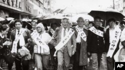 1989年4月,王若望(中)在上海参加游行,争取新闻自由,支援学生运动
