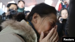 马来西亚MH370航班失踪后,一名乘客家属在北京国际机场痛哭流涕(2014年3月8日)