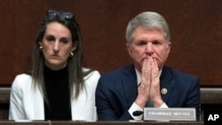 Голова Комітету Палати представників США із закордонних справ Майкл Маккол під час свідчення жертви війни Росії з Україною, середа, 19 квітня 2023 року, на Капітолійському пагорбі у Вашингтоні. (AP Photo/Jacquelyn Martin)
