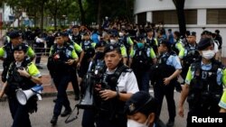 资料照:香港警方在审理47人案的香港西九龙法院周围严加戒备。(2024年5月30日)