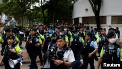 香港警方2024年5月30日在对泛民主派人士作出宣判的香港法院周围戒备。(路透社)