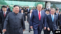 美国总统特朗普(中)在板门店会晤朝鲜领导人金正恩和韩国总统文在寅(右)。(2019年6月30日)