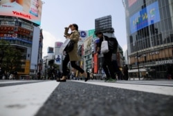日本政府宣布实施紧急状态之后,东京著名涩谷十字路口的行人明显减少。(2020年4月8日)