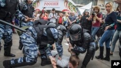 2017年6月12日,俄罗斯警方在莫斯科拘捕了一名抗议人士。
