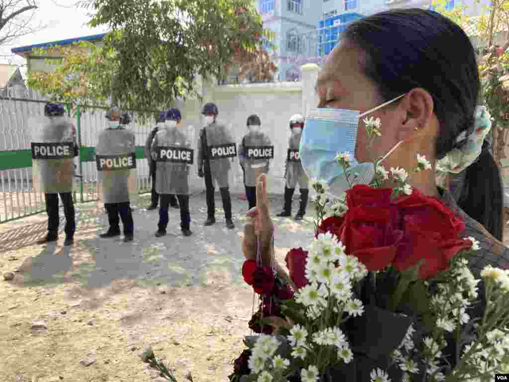 ဖမ်းဆီးခံဆန္ဒပြသူများကို မန္တလေးမြို့ ချမ်းအေးသာစံမြို့နယ် တရားရုံးမှာ ရုံးထုတ်တဲ့ မြင်ကွင်း။