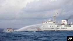 2023年12月10日,中国海警用水枪向菲律宾船只喷射