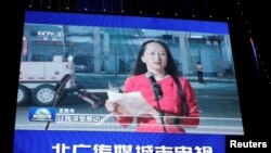 北京一家商场外的巨型电子屏幕正在播放华为高管孟晚舟从加拿大抵达深圳的报道。(2021年9月26日)