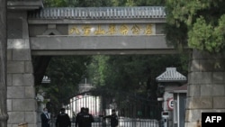 中国安全人员在八宝山公墓大门前把守。(法新社2023年11月2日)