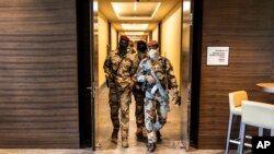 资料照片:几内亚军政府士兵在军政府与西非经济共同体代表举行会议的科纳克里的一家酒店内巡逻(2021年9月17号)。