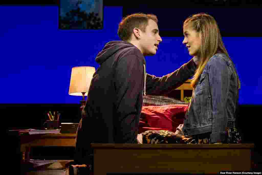 美国音乐剧《致埃文·汉森》("Dear Evan Hansen.")里演员本·普拉特等人的剧照(剧组图片)。这个歌舞剧共赢得6个托尼奖,包括最佳音乐剧男主角奖,最佳音乐剧女配角奖,最佳音乐剧剧本,最佳原创配乐和最佳编曲奖。第71届托尼奖典礼(Tony Awards)6月11日在纽约举行。创作灵感来自以色列-巴勒斯坦和平进程和1993年奥斯陆协议背后一对挪威外交官夫妇故事的《奥斯陆和谈》(Oslo)荣获最佳话剧奖。  