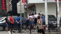 2017年7月8日,美国之音记者和新闻助理在沈阳街头采访刘晓波病重新闻期间遭一伙身分不明人员骚扰挟持,致两人手臂瘀伤,摄像器材损坏。(网友拍摄上传)