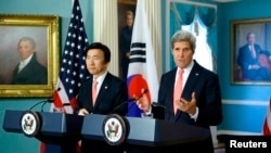 美国国务卿克里和韩国外长尹炳世在美国国务院同媒体谈论2+2会谈。(2014年10月24日)