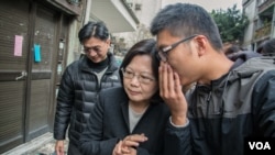 台湾民进党主席蔡英文前往228追思会途中。(美国之音记者方正拍摄)