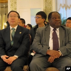 中国非洲友好协会副会长冯佐库(左)和马拉维驻华大使纳蒙德维(右)