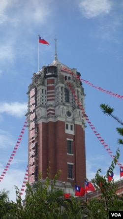 台湾总统府上的双十庆典装饰(美国之音张佩芝)