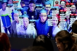 资料照:中国福建省福州市举办的中国数字技术展览会上参观者的脸部在人脸识别技术屏幕上显示。(2019年5月8日)