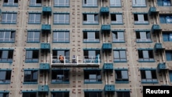 中国北京一名工人在住宅楼建筑工地工作。(2023年9月6日)