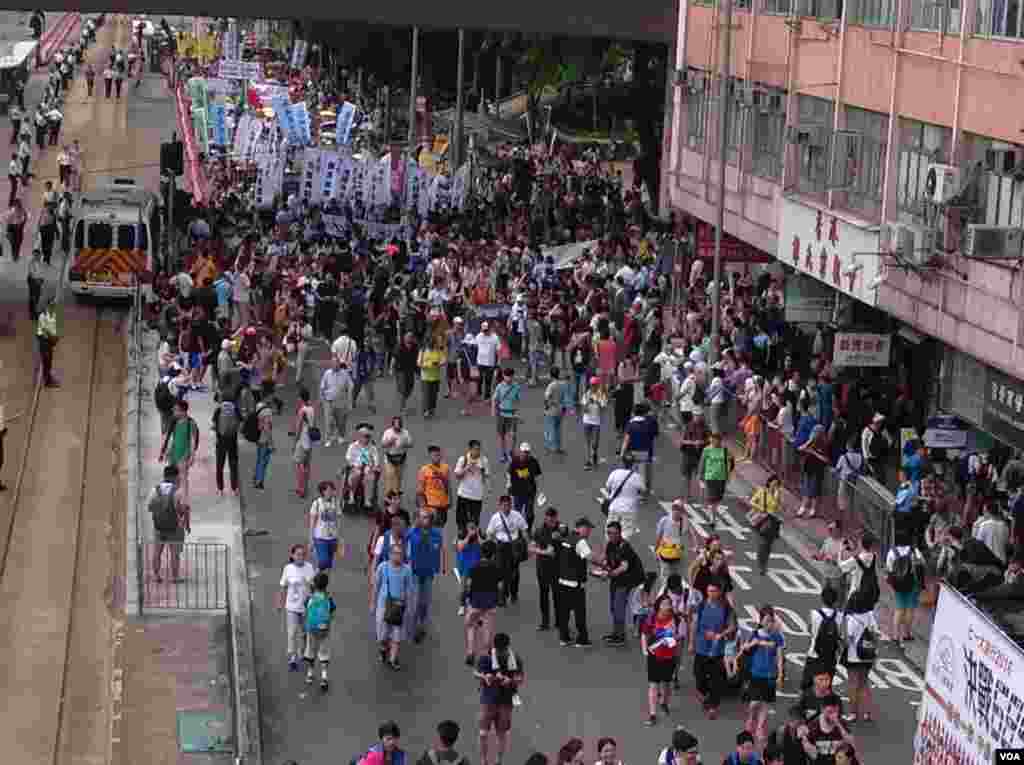 数万港人参加七一大游行誓言守护香港(美国之音海彦拍摄)