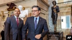 Chủ tịch Hạ viện Mike Johnson cùng lãnh đạo phe Dân chủ tại Hạ viện Hakeem Jeffries
