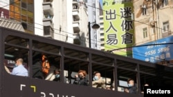 香港新冠疫情感染人数不断升高,图为人们乘坐公共交通时都佩戴口罩。