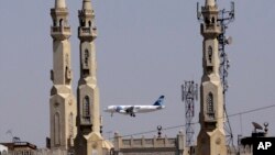 2016年5月21日,埃及航空公司的一架航班在接近开罗国际机场时穿越清真寺的尖塔(资料照片)