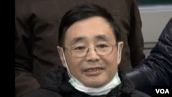 陈子明抵达波士顿治疗癌症(2014年1月,美国之音黄耀毅拍摄)