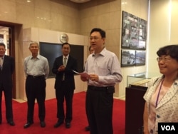 台湾行政院发言人童振源与驻台外媒记者举行茶叙。2012年5月20日,原台湾行政院新闻局被裁撤,改为在行政院本部内设立发言人办公室。