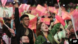 台湾总统蔡英文的支持者庆祝蔡英文胜选连任。(2020年1月11日)