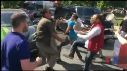 Прихильники турецького президента побилися із його противниками у Вашингтоні. Відео Прихильники турецького президента побилися із його противниками у Вашингтоні. Відео