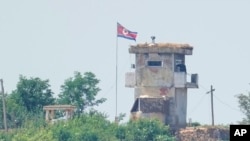 မြောက်ကိုရီးယားစစ်တပ်ကင်းစခန်းမှာ မြောက်ကိုရီးယားစစ်သည်တဦးကို ဇွန်လ ၂၆ ရက်နေ့က တွေ့မြင်ရစဥ်။ (ဇွန် ၂၆၊ ၂၀၂၄)