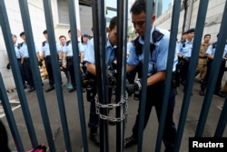 当抗议者2019年6月21日试图冲进香港警察总部后,警察锁住了总部大门。